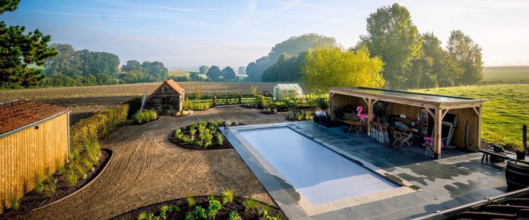 Zwembad met poolhouse, aangelegd door Dooms-Deboudt